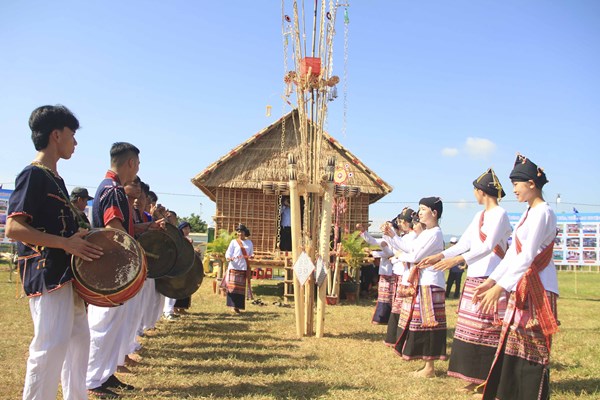 Lễ mừng về nhà mới của đồng bào Chăm H’roi: Gắn kết, bảo tồn nét đẹp văn hóa cộng đồng - Anh 2