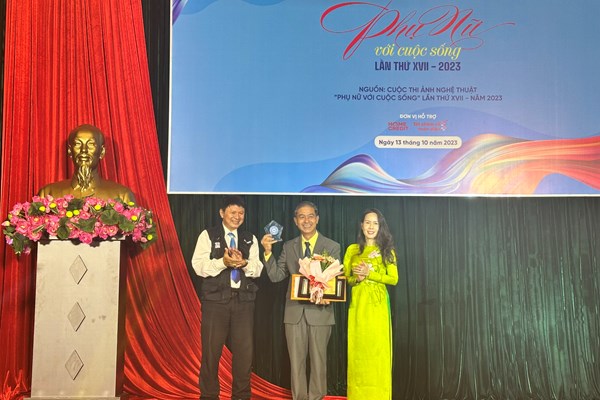 Trao giải cuộc thi ảnh nghệ thuật “Phụ nữ với cuộc sống” - Anh 1