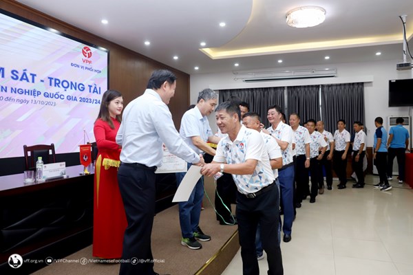 Các giám sát trọng tài, trọng tài sẵn sàng cho mùa giải mới - Anh 1