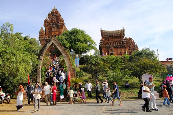 Lễ hội Katê Ninh Thuận: Níu chân du khách - Anh 1