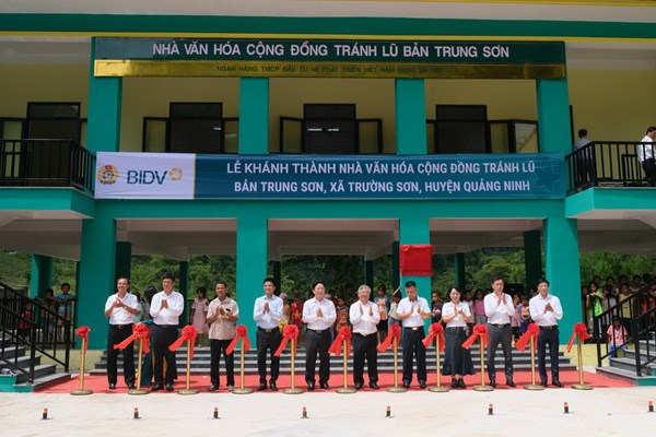 Nghĩa tình nhà văn hóa cộng đồng tránh lũ - Anh 2