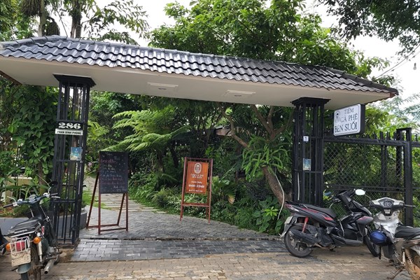 Kon Tum: Ngang nhiên “lấn chiếm” hành lang suối mở quán cà phê, chính quyền không hề hay biết? - Anh 1