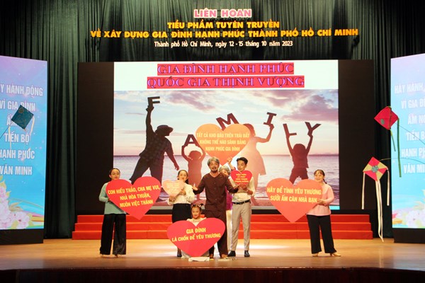 Tổng kết và trao giải Liên hoan tiểu phẩm tuyên truyền về xây dựng gia đình hạnh phúc - Anh 1