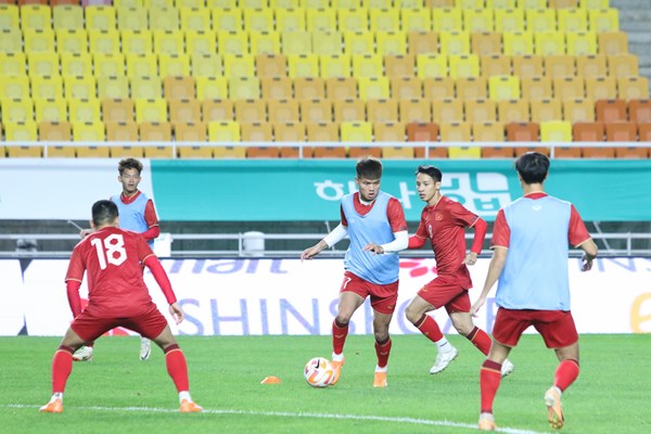 HLV Troussier: Hàn Quốc rất mạnh và chúng tôi sẽ cố gắng giành kết quả tốt nhất có thể - Anh 2