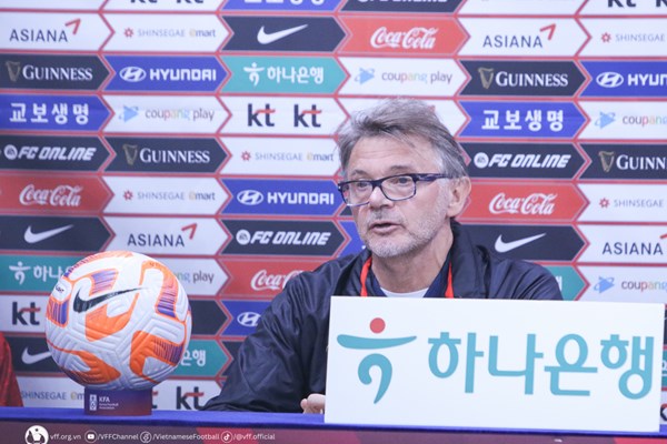 HLV Troussier: Hàn Quốc rất mạnh và chúng tôi sẽ cố gắng giành kết quả tốt nhất có thể - Anh 1