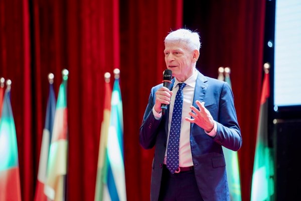 Viện trưởng Viện Kỹ thuật và Khoa học Máy tính VinUni: VinUni rất coi trọng hoạt động nghiên cứu khoa học có chất lượng - Anh 1