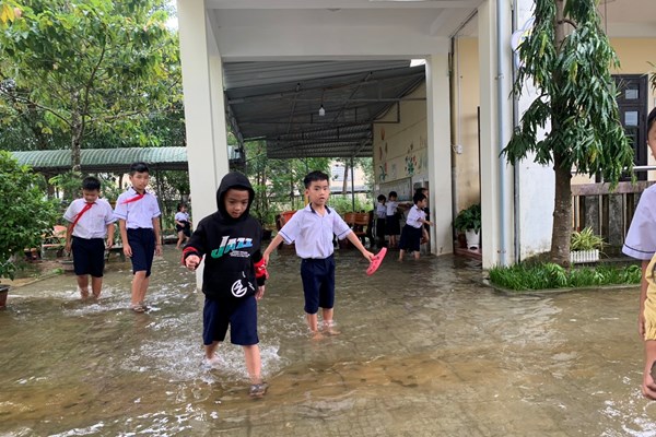 Đảm bảo an toàn cho học sinh trong mùa mưa lũ - Anh 1