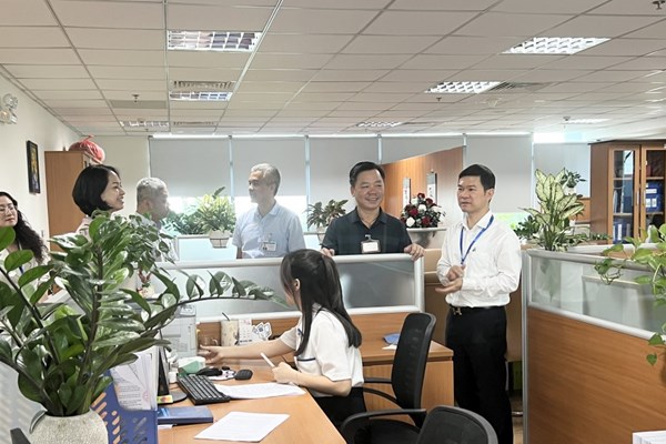 Hà Nội: Thực hiện quy tắc ứng xử một cách tự nguyện để hướng tới sự hài lòng của người dân - Anh 2