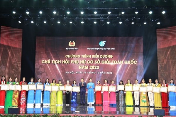 Tuyên dương 293 Chủ tịch Hội Phụ nữ cơ sở giỏi toàn quốc 2023 - Anh 2