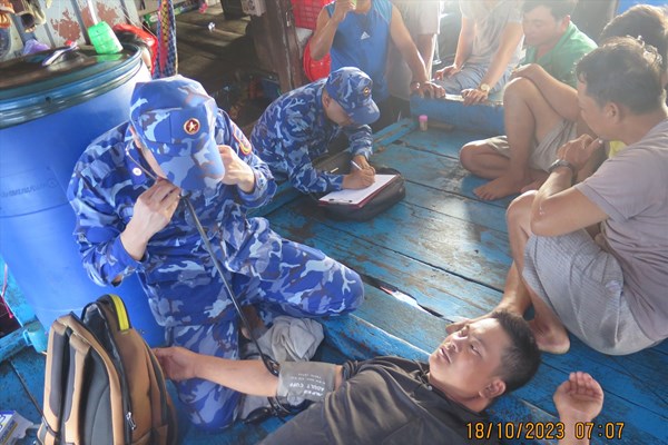 Vụ 2 tàu câu mực của Quảng Nam bị chìm ở vùng biển Trường Sa: Chờ đợi một phép màu... - Anh 3