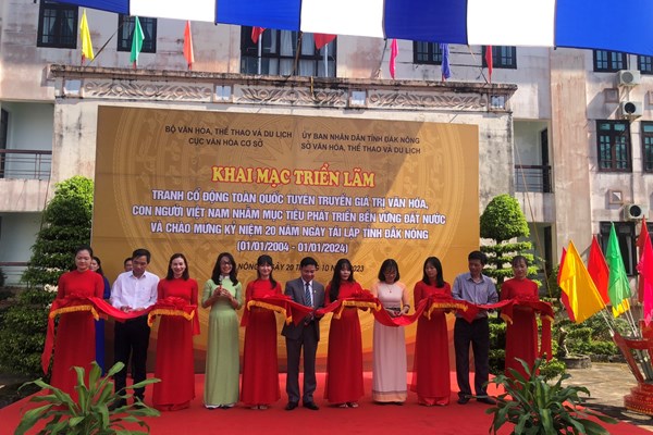 Triển lãm tranh cổ động về văn hóa, con người Việt Nam tại Đăk Nông - Anh 1