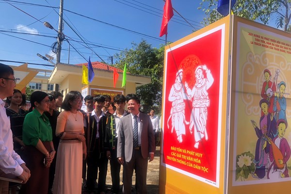 Triển lãm tranh cổ động về văn hóa, con người Việt Nam tại Đăk Nông - Anh 2