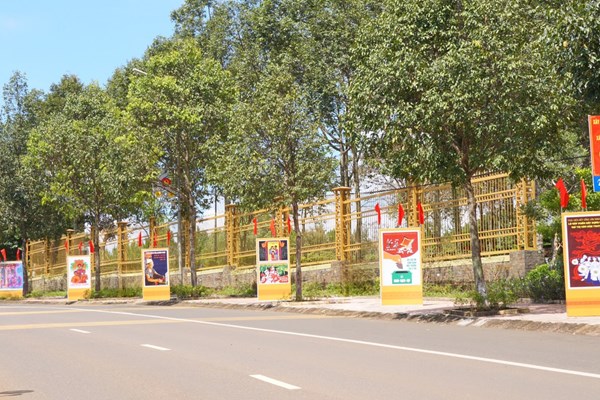 Triển lãm tranh cổ động về văn hóa, con người Việt Nam tại Đăk Nông - Anh 4