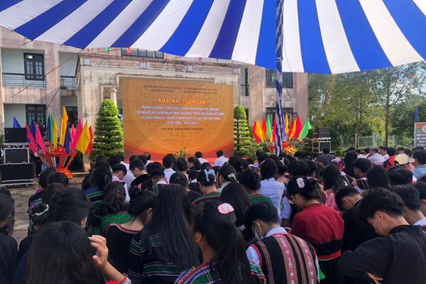 Triển lãm tranh cổ động về văn hóa, con người Việt Nam tại Đăk Nông - Anh 3