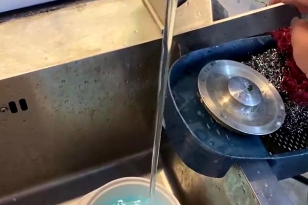 Nước sạch ở Khu đô thị Thanh Hà: Hết khốn khổ vì mùi, lại lo lắng về màu - Anh 2