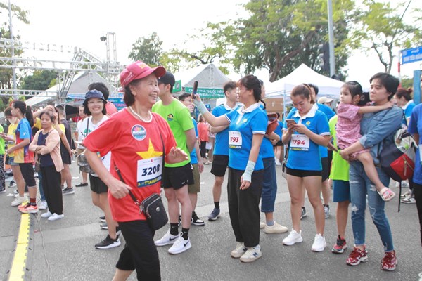 Dàn sao thi chạy gây quỹ vì trẻ em thiệt thòi - Anh 5