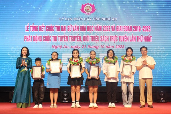 Nghệ An trao thưởng cho 54 thí sinh đoạt giải Đại sứ văn hóa đọc - Anh 4