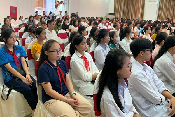 Nghệ An trao thưởng cho 54 thí sinh đoạt giải Đại sứ văn hóa đọc - Anh 2