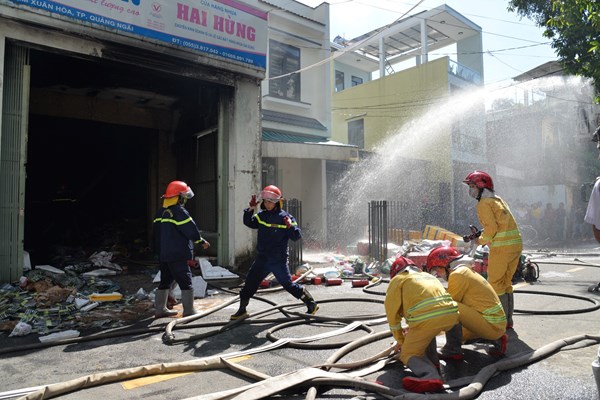 Cháy lớn tại một kho chứa đồ nhựa ở Quảng Ngãi - Anh 3