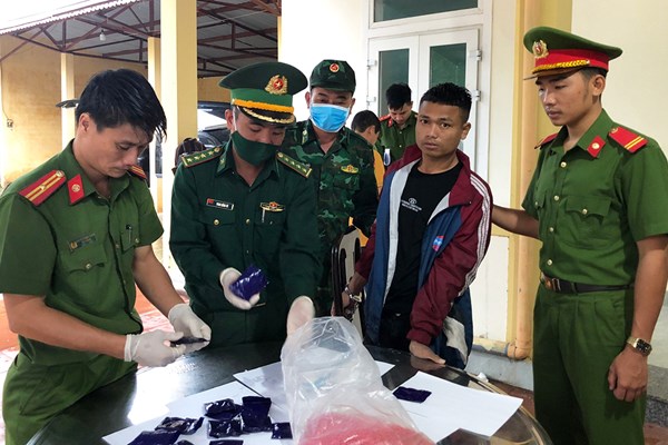 Bắt giữ thanh niên vận chuyển trái phép 18.000 viên ma túy - Anh 1