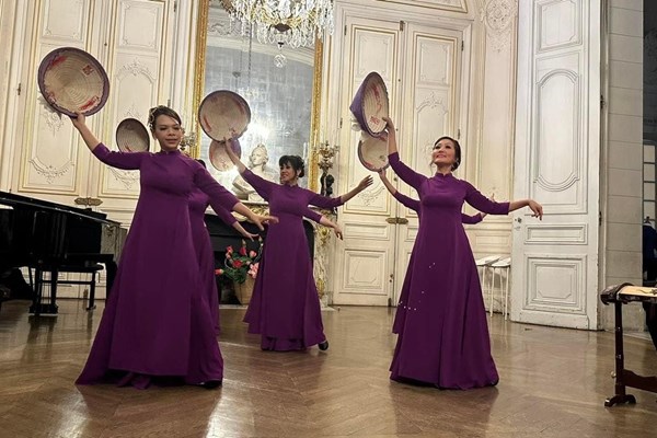 Đêm hội tôn vinh văn hóa Việt tại Versailles - Pháp - Anh 1