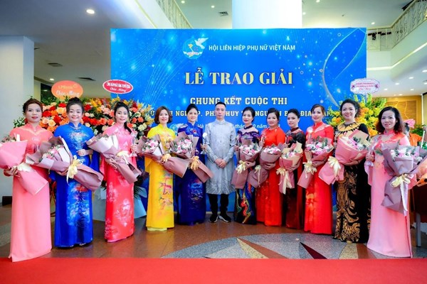 Cảm hứng “vùng đất thép” trong sưu tập áo dài của NTK Xuyến Trần - Anh 2