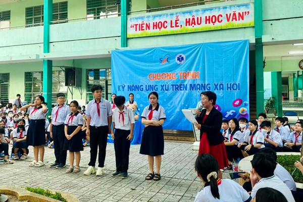 Tuyên truyền pháp luật, tư vấn văn hoá ứng xử mạng xã hội đến học sinh - Anh 1