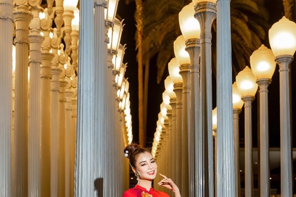 NTK Đỗ Trịnh Hoài Nam đưa hoa sen, vịnh Hạ Long vào BST “Non nước” - Anh 1
