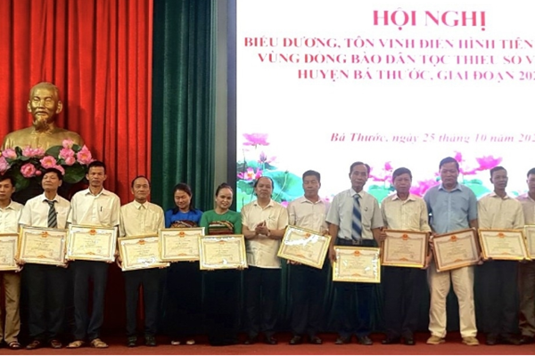 Tôn vinh người có uy tín trong đồng bào dân tộc thiểu số - Anh 1