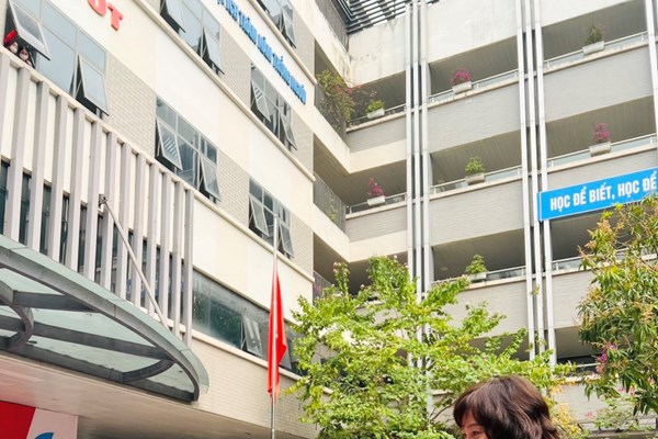 Quy tắc ứng xử nơi công cộng của TP Hà Nội: Chú trọng văn hóa chào hỏi trong và ngoài nhà trường - Anh 2