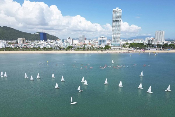 Hơn 100 VĐV tham gia đua tài tại Giải đua thuyền buồm Quốc tế và Ván chèo đứng Quy Nhơn 2023 - Anh 3