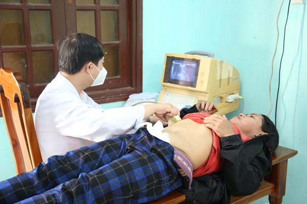 Khám bệnh, cấp thuốc và tặng quà cho đồng bào Ca Dong - Anh 1