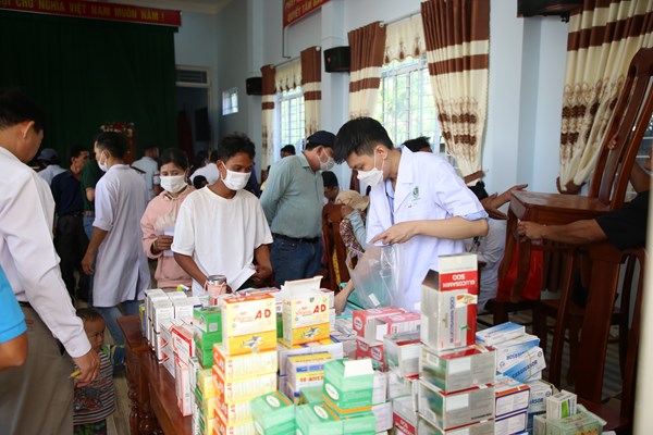 Khám bệnh, cấp thuốc và tặng quà cho đồng bào Ca Dong - Anh 2
