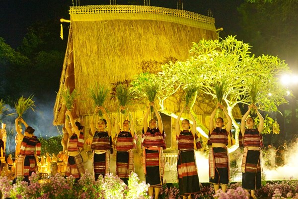 Đặc sắc chương trình nghệ thuật thời trang thổ cẩm “Gia Lai ơi” - Anh 8