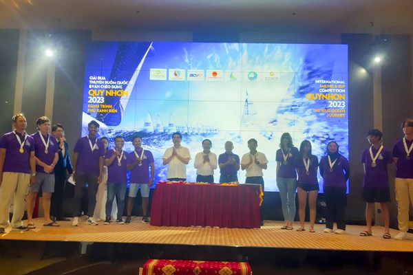 Kết thúc Giải đua thuyền buồm quốc tế và ván chèo đứng Quy Nhơn: Tinh thần chia sẻ - Anh 1