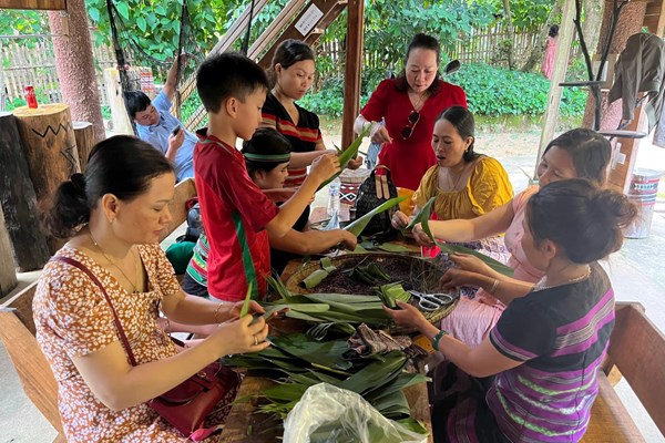 Du khách đang cùng người dân địa phương làm bánh, trải nghiệm văn hóa