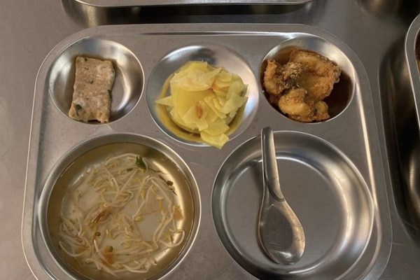 Phụ huynh phải được tham gia kiểm tra, giám sát bữa ăn bán trú - Anh 1