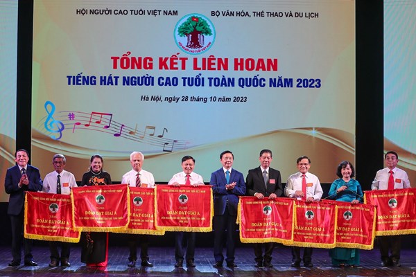 Liên hoan Tiếng hát Người cao tuổi toàn quốc 2023: Khẳng định người cao tuổi là vốn quý của dân tộc - Anh 2