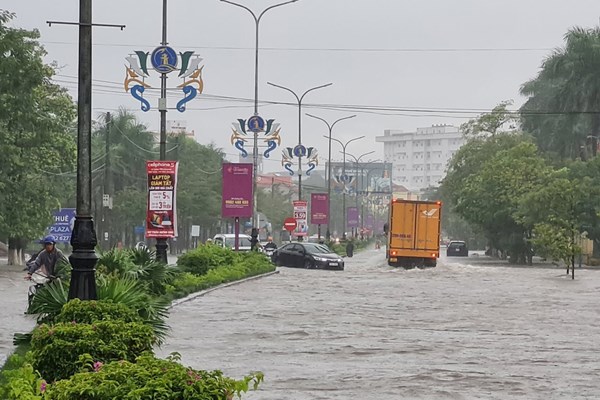Mưa trắng trời, nhiều tuyến phố ở Đồng Hới thành sông - Anh 2