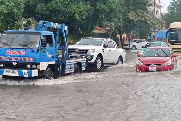 Mưa trắng trời, nhiều tuyến phố ở Đồng Hới thành sông - Anh 1