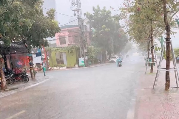 Mưa trắng trời, nhiều tuyến phố ở Đồng Hới thành sông - Anh 3