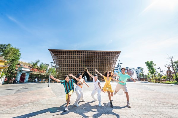 Gen Z “rời phố về biển” tìm cảm hứng sống với trải nghiệm mới - Anh 1