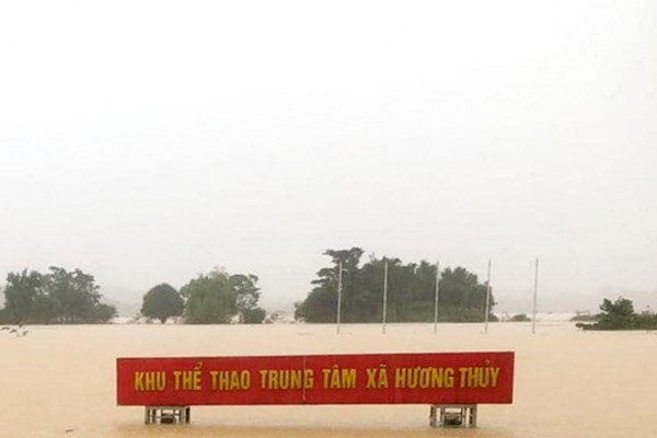 Hà Tĩnh: Lũ lụt cô lập nhiều địa phương, ba người chết và mất tích - Anh 1