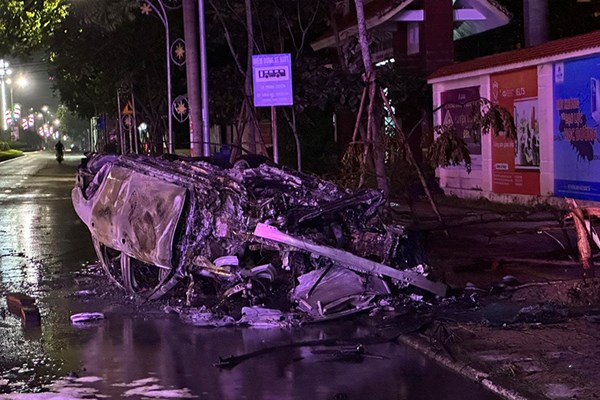 Xe ô tô Mercedes bốc cháy dữ dội sau khi đâm vào vòng xuyến - Anh 1