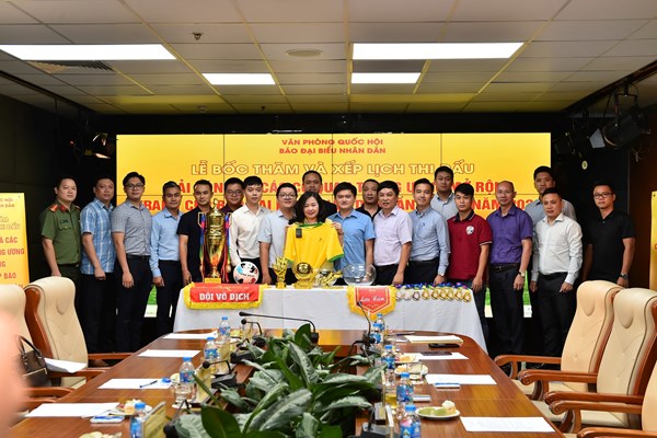 Giải Bóng đá các cơ quan TƯ mở rộng tranh Cúp Báo Đại biểu Nhân dân - Anh 1