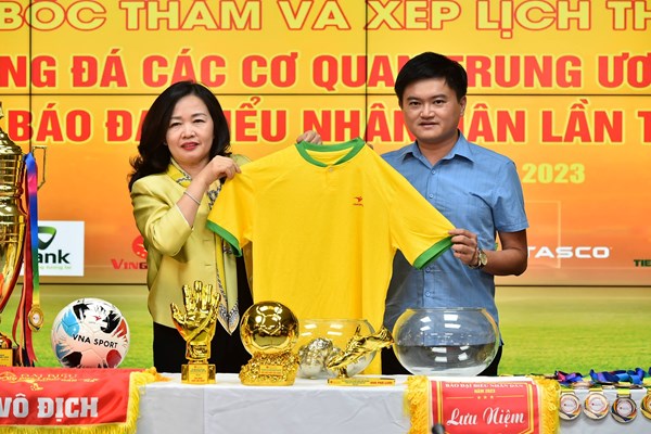 Giải Bóng đá các cơ quan TƯ mở rộng tranh Cúp Báo Đại biểu Nhân dân - Anh 2