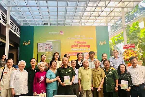 Ra mắt sách Báo Quân giải phóng miền Nam Việt Nam - Anh 2