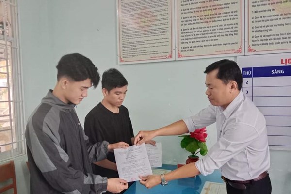 Nhiều thanh niên Quảng Ngãi viết đơn tình nguyện nhập ngũ - Anh 2