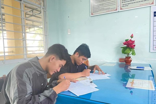 Nhiều thanh niên Quảng Ngãi viết đơn tình nguyện nhập ngũ - Anh 1