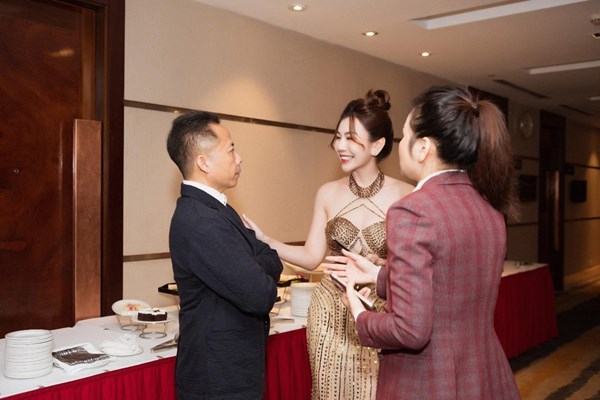 MC Hải Anh tạo ấn tượng với trang phục được thiết kế giàu sáng tạo - Anh 4